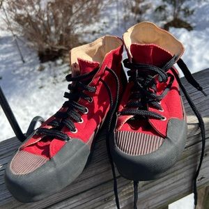 Smith and Hawkins Red Black HiTop Sneakers Rubber Soles Black Laces Size 40 or 9
